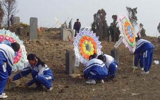 梦见扫墓(梦见扫墓祭拜祖先的预兆)